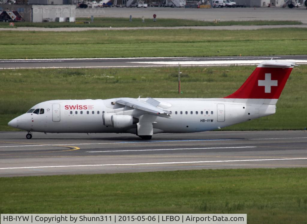 HB-IYW, 1999 British Aerospace Avro 146-RJ100 C/N E3359, Taxiing to the Terminal