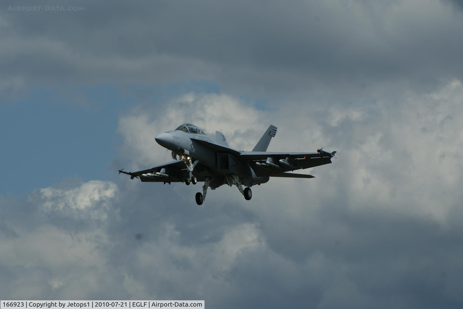 166923, Boeing F/A-18F Super Hornet C/N F231, 166923 on finals at Fboro air show