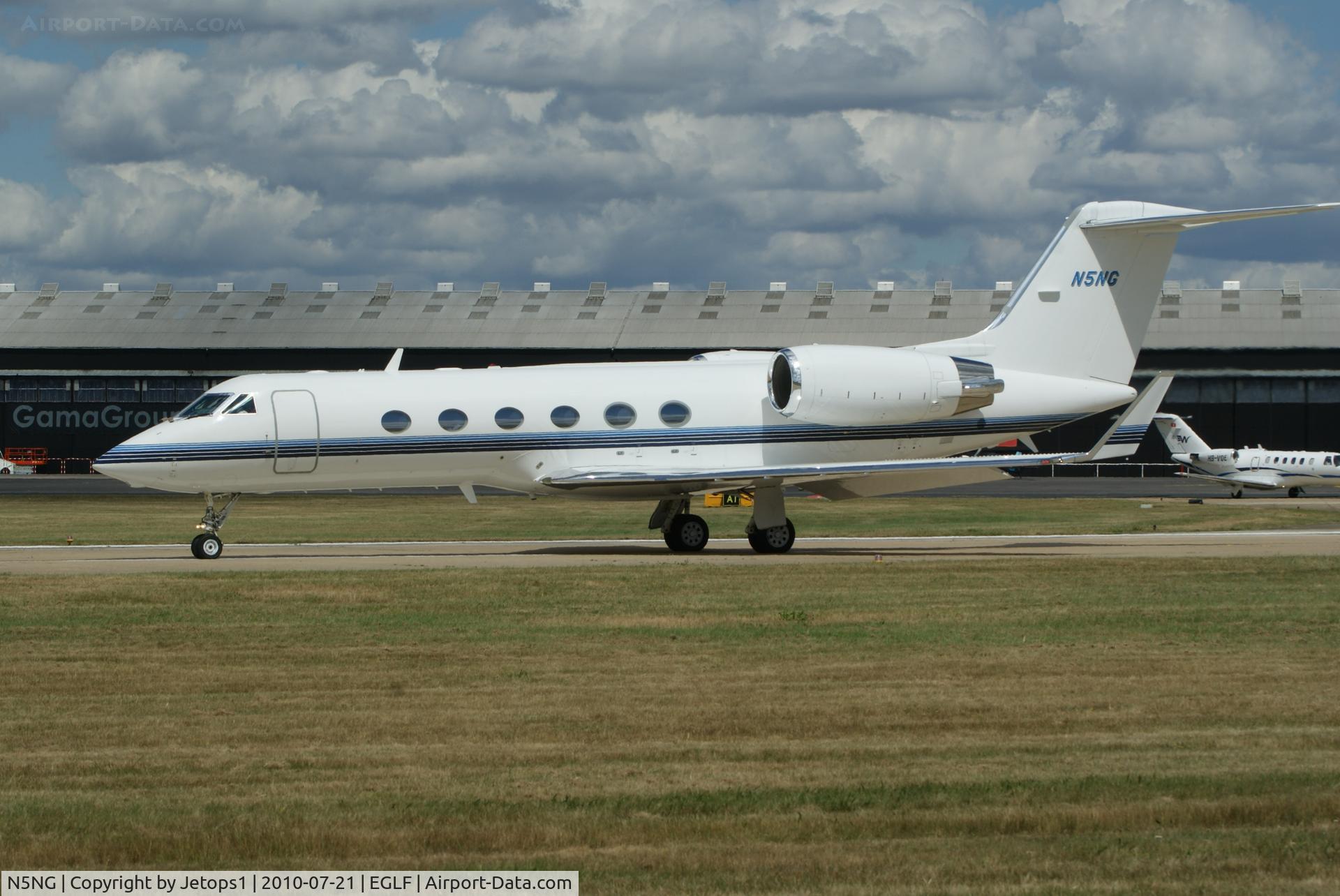 N5NG, 2002 Gulfstream Aerospace G-IV C/N 1485, Departing Fboro airshow