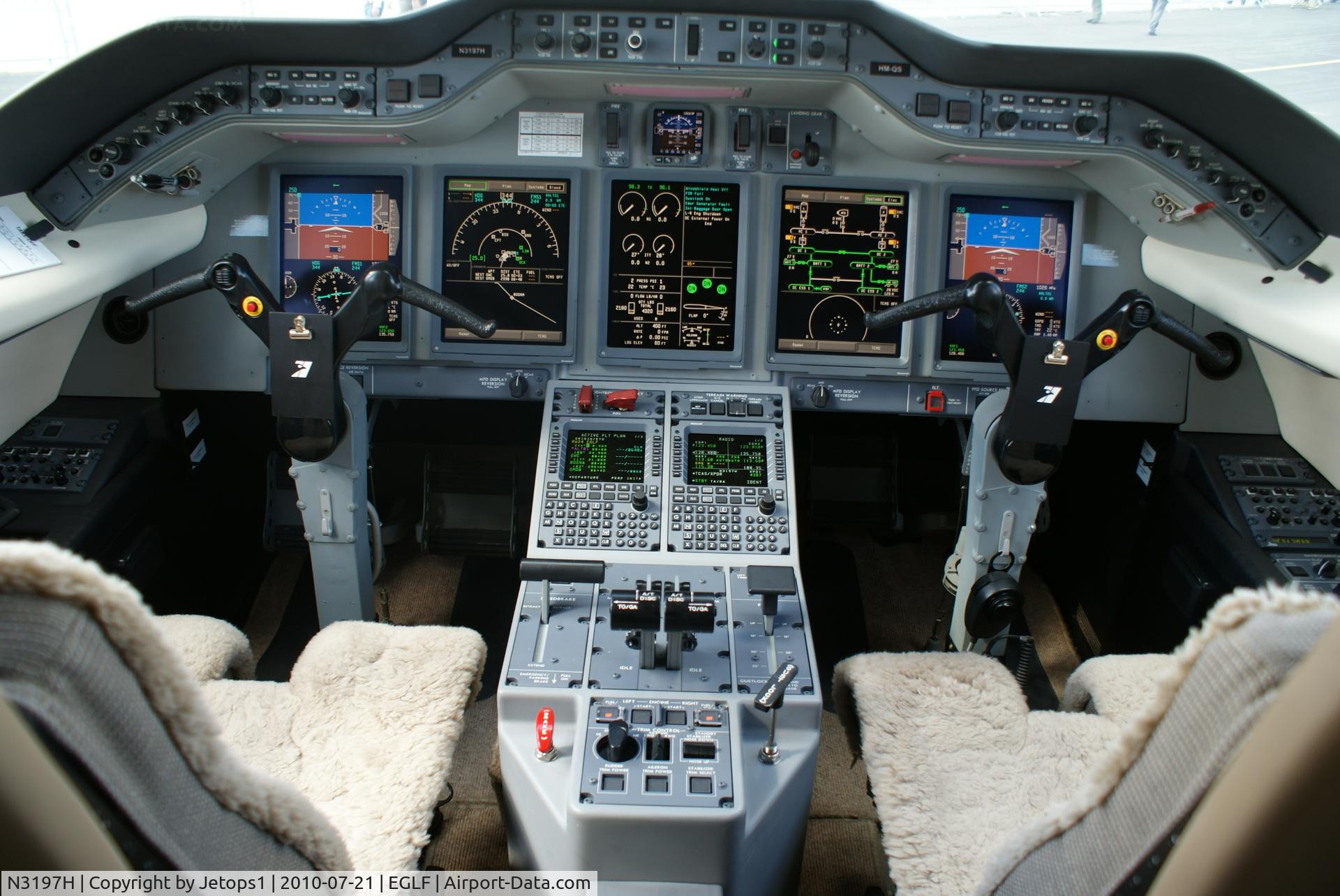 N3197H, 2009 Hawker Beechcraft 4000 C/N RC-37, Hawker 4000 front office