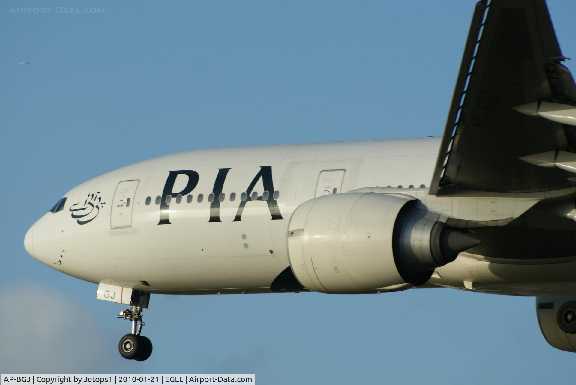AP-BGJ, 2003 Boeing 777-240/ER C/N 33775, Finals 27L close up