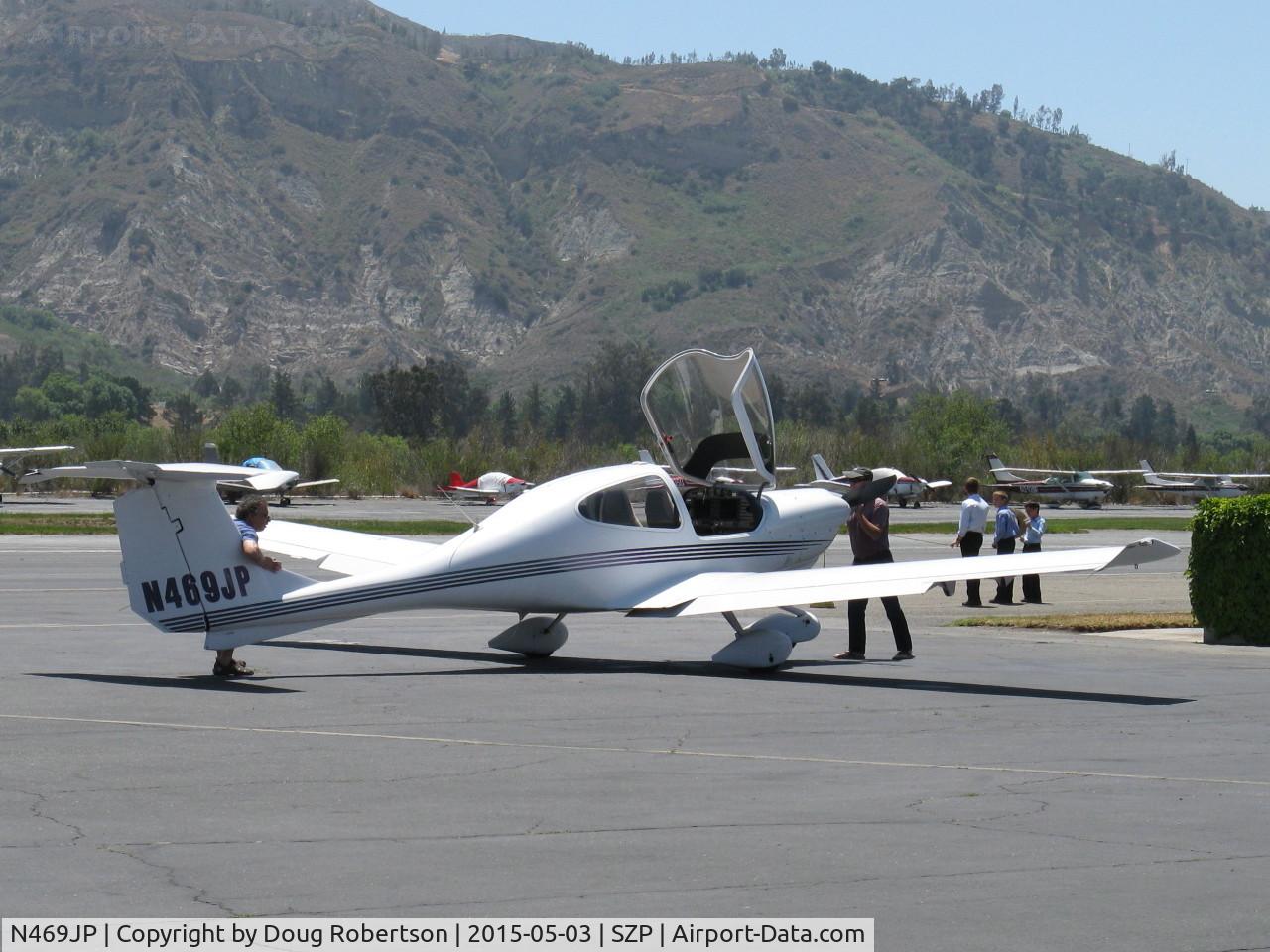 N469JP, Diamond DA-40 Diamond Star C/N 40.469, Diamond Aircraft Ind. DIAMOND DA-40 DIAMOND STAR, Lycoming IO-360-M1A 180 Hp, at fuel dock