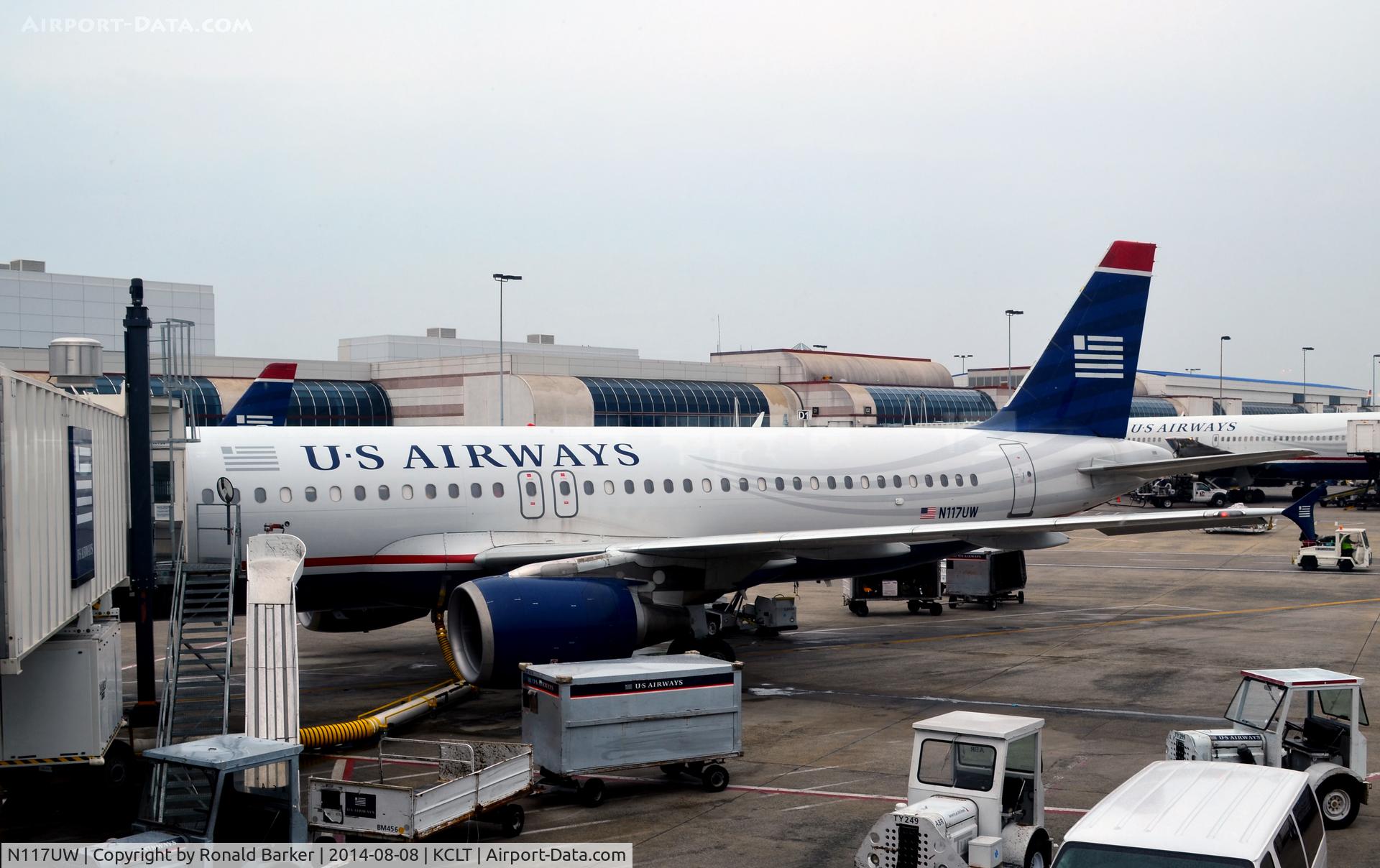 N117UW, 2000 Airbus A320-214 C/N 1224, At the gate CLT