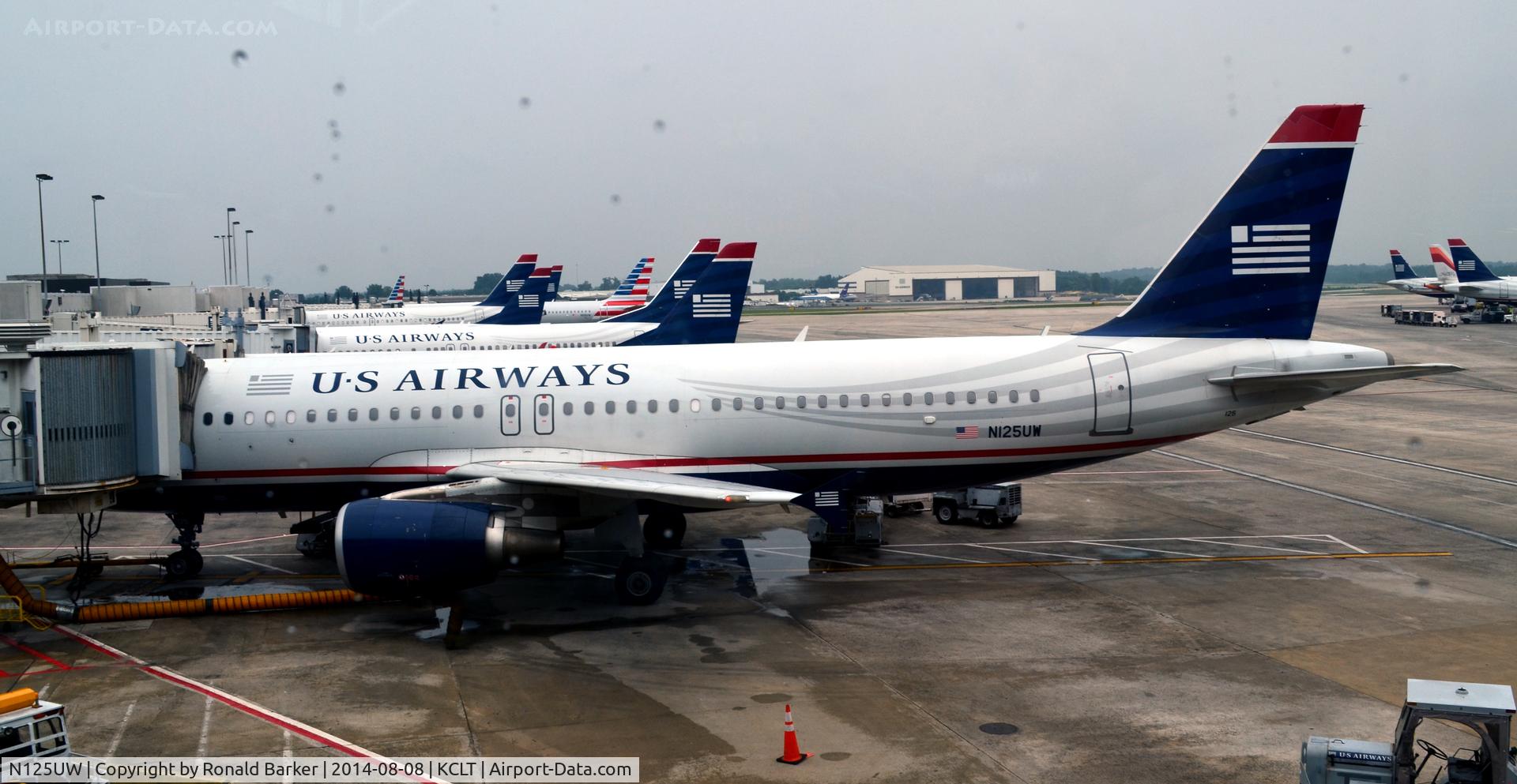 N125UW, 2009 Airbus A320-214 C/N 4086, At the gate CLT