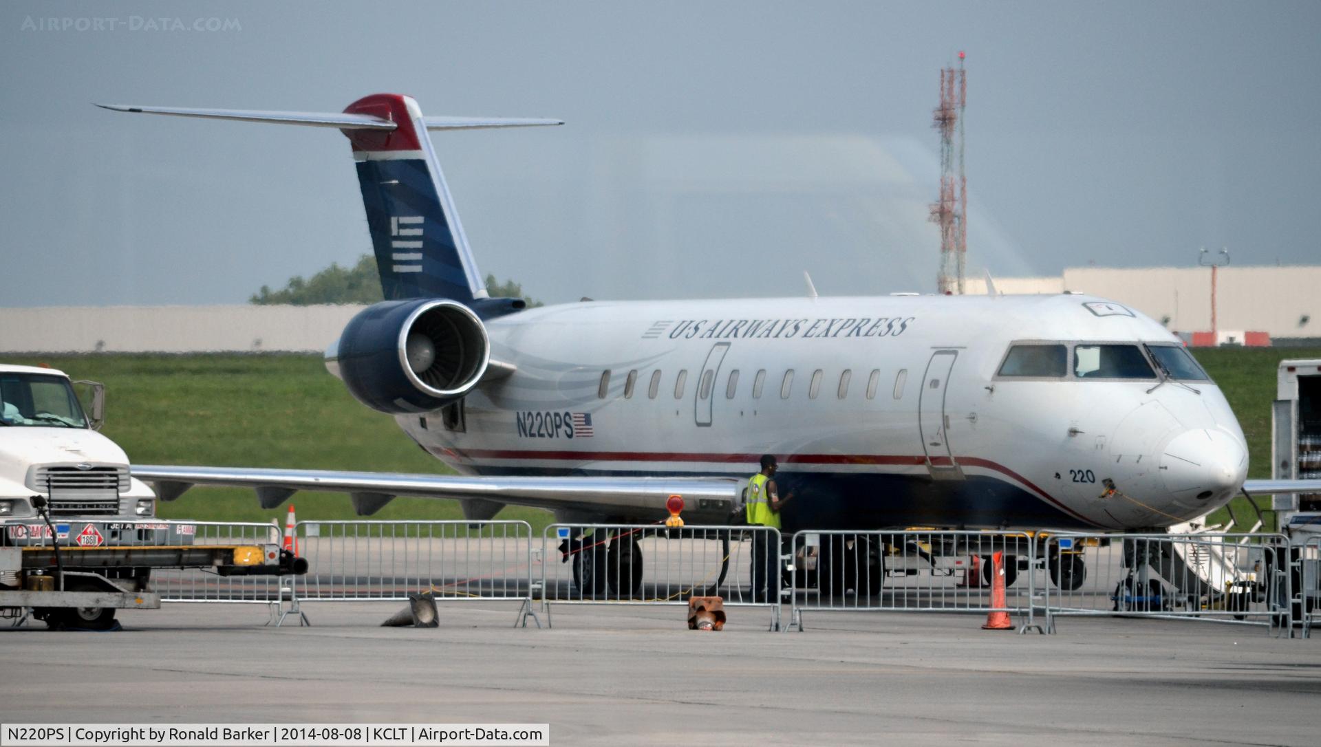 N220PS, Bombardier CRJ-200ER (CL-600-2B19) C/N 7887, Refueling CLT