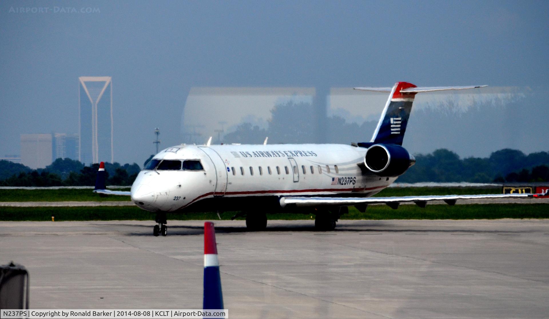 N237PS, 2004 Canadair CL-600-2B19 Regional Jet CRJ-200ER C/N 7906, Taxi CLT
