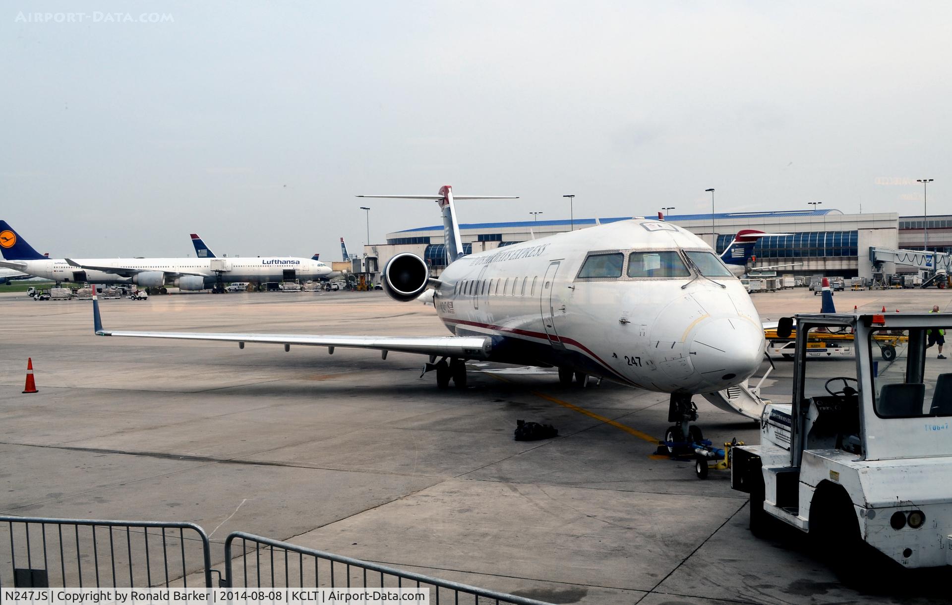 N247JS, 2004 Bombardier CRJ-200ER (CL-600-2B19) C/N 7922, Pushback CLT