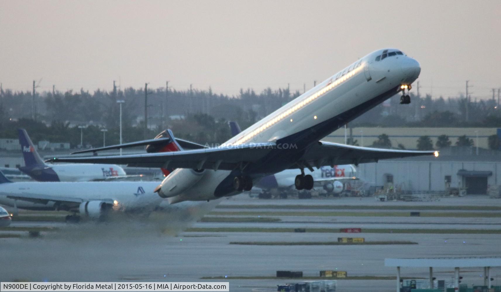 N900DE, 1992 McDonnell Douglas MD-88 C/N 53372, Delta