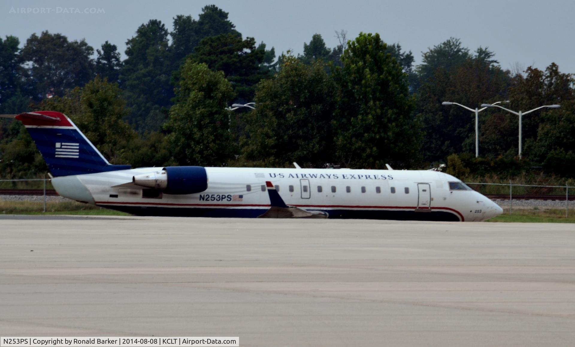 N253PS, 2004 Bombardier CRJ-200ER (CL-600-2B19) C/N 7934, Taxi for takeoff CLT