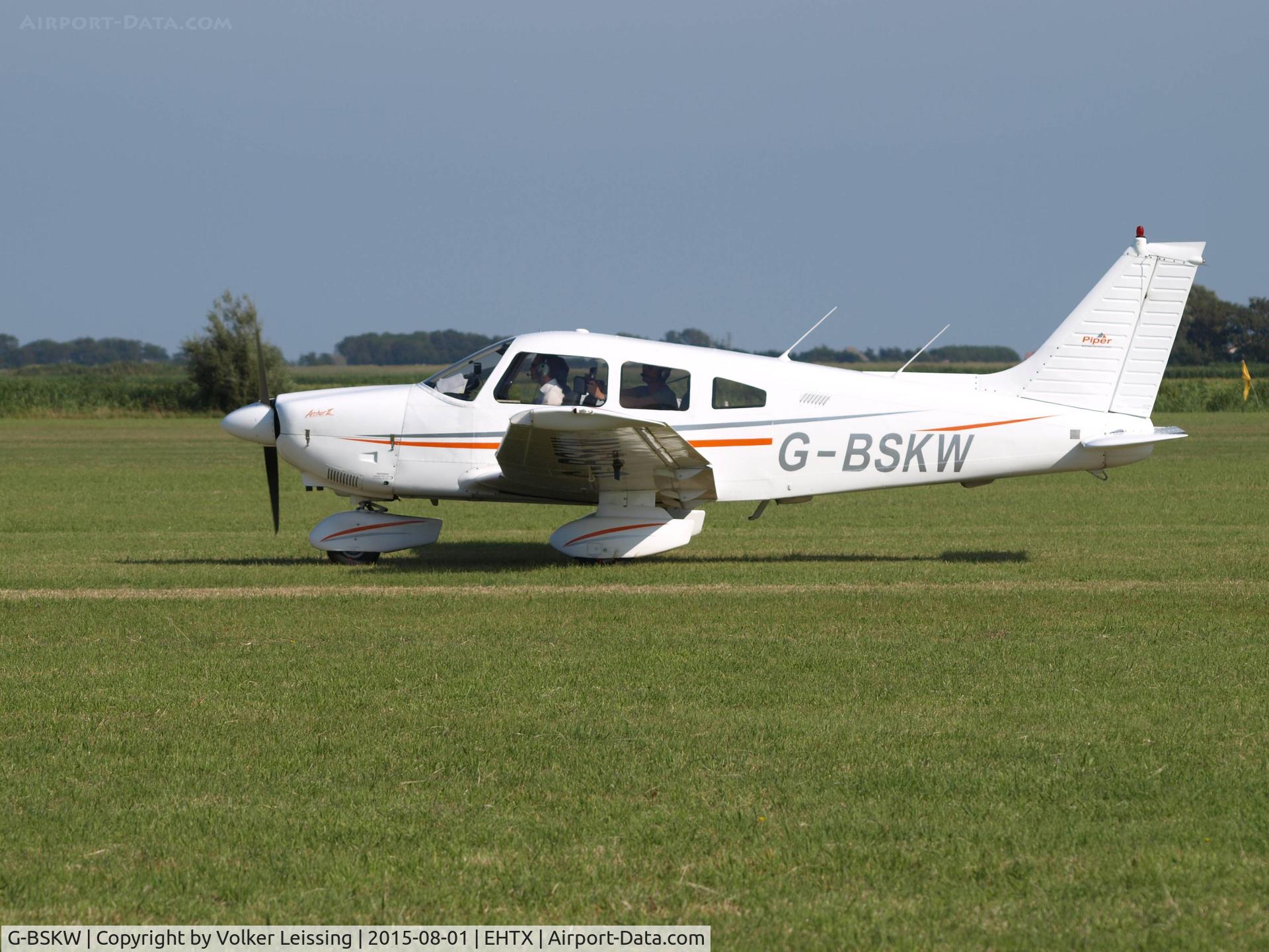 G-BSKW, 1989 Piper PA-28-181 Cherokee Archer II C/N 2890138, taxi to rwy after airshow