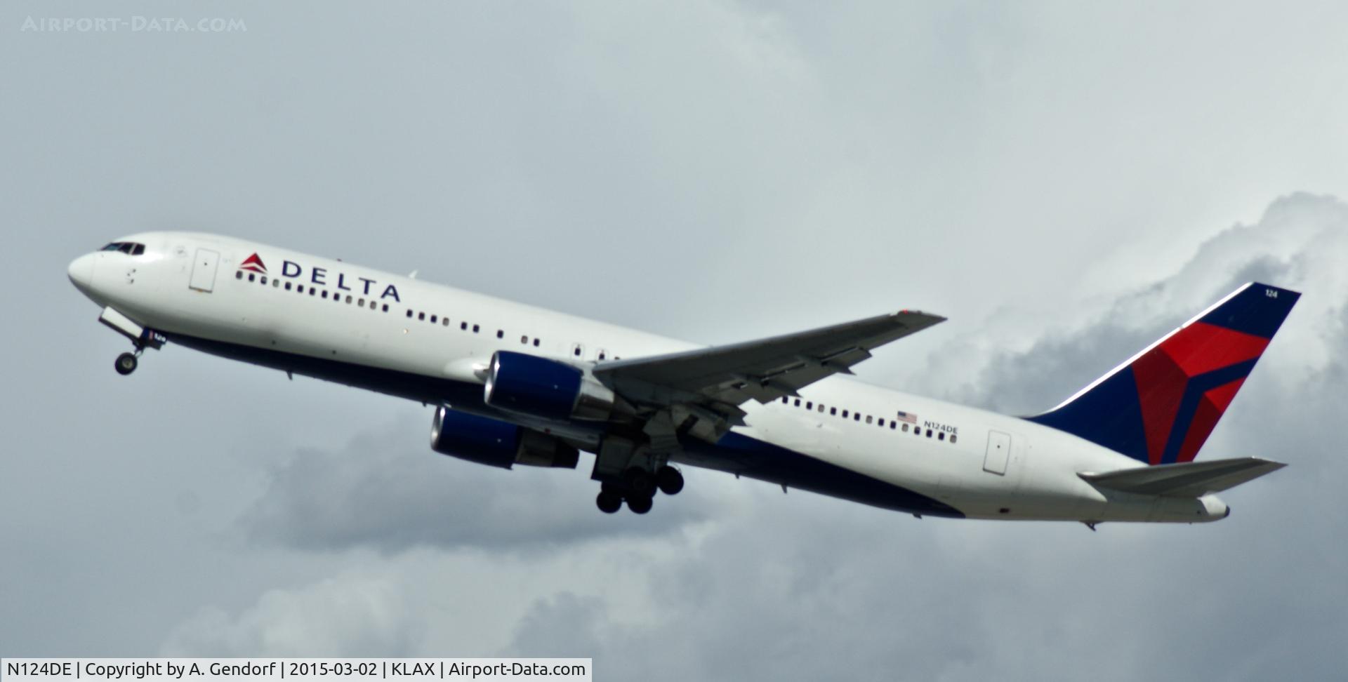 N124DE, 1987 Boeing 767-332 C/N 23438, Delta, seen here taking off Los Angeles Int'l(KLAX)