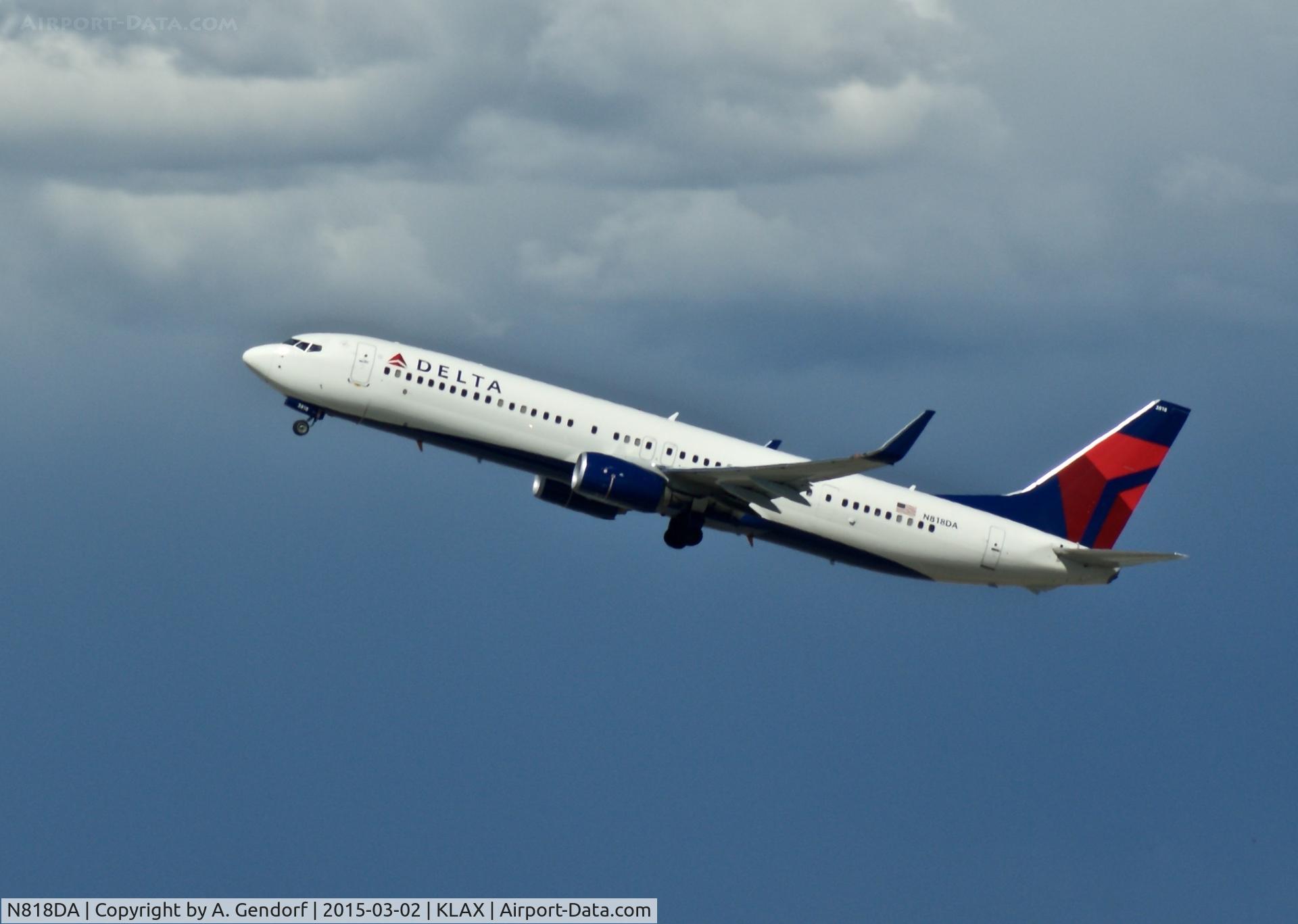 N818DA, 2014 Boeing 737-932/ER C/N 31928, Delta, is here rocketing away from Los Angeles Int'l(KLAX)