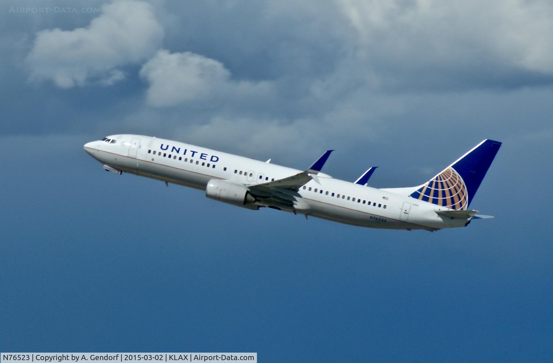 N76523, 2010 Boeing 737-824 C/N 37101, United, is here climbing out at Los Angeles Int'l(KLAX)