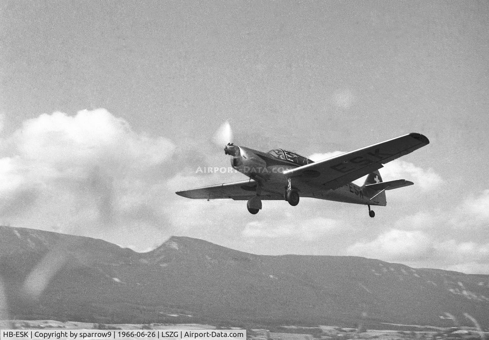HB-ESK, 1942 Messerschmitt Bf-108D-1 Taifun C/N 3059, short final 25