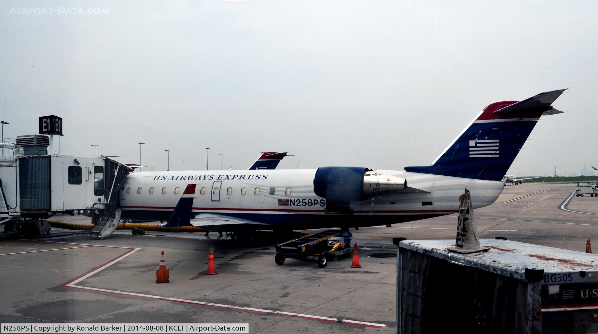 N258PS, 2004 Bombardier CRJ-200ER (CL-600-2B19) C/N 7941, Gate E1 CLT