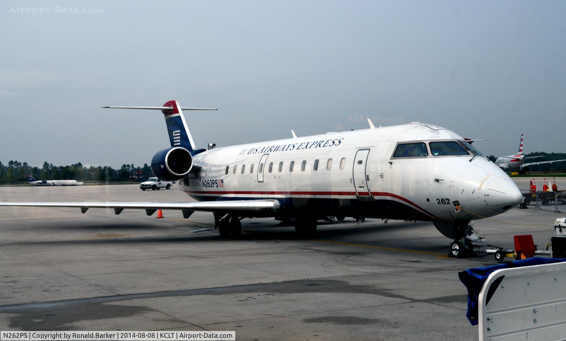 N262PS, 2004 Bombardier CRJ-200ER (CL-600-2B19) C/N 7962, At the gate CLT