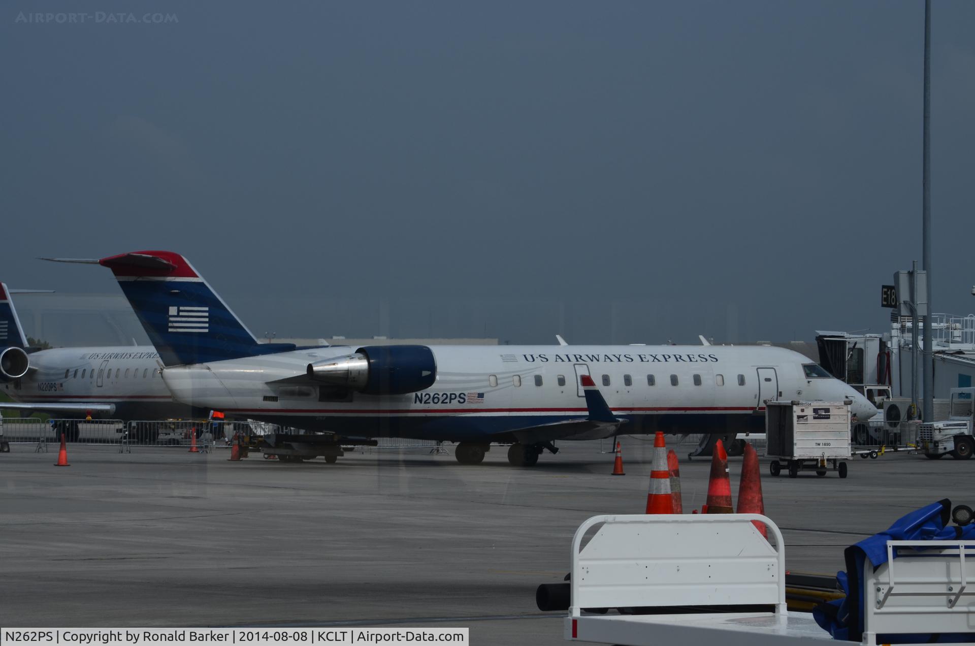 N262PS, 2004 Bombardier CRJ-200ER (CL-600-2B19) C/N 7962, At the gate CLT