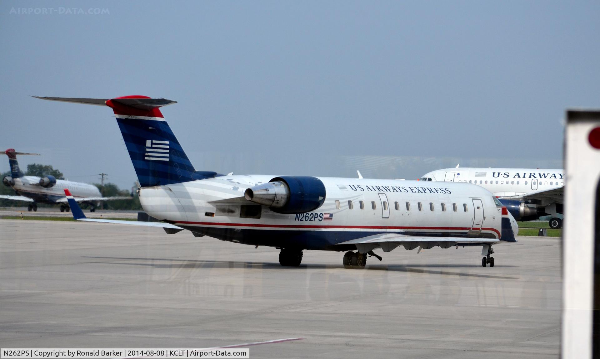 N262PS, 2004 Bombardier CRJ-200ER (CL-600-2B19) C/N 7962, Taxi CLT