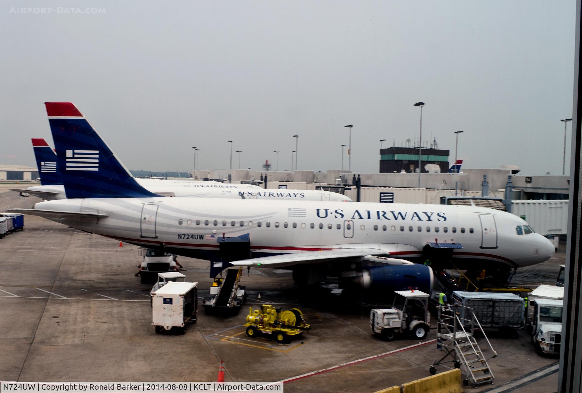 N724UW, 1999 Airbus A319-112 C/N 1122, At the gate CLT
