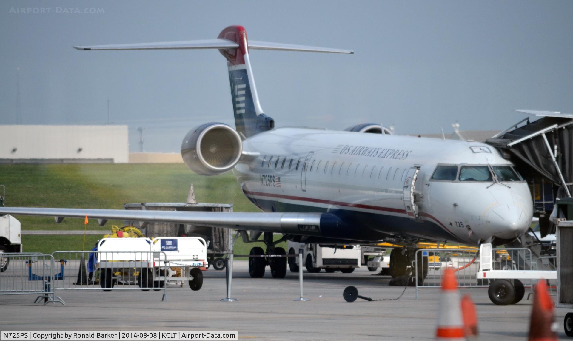 N725PS, 2005 Bombardier CRJ-701 (CL-600-2C10) Regional Jet C/N 10186, At the gate CLT