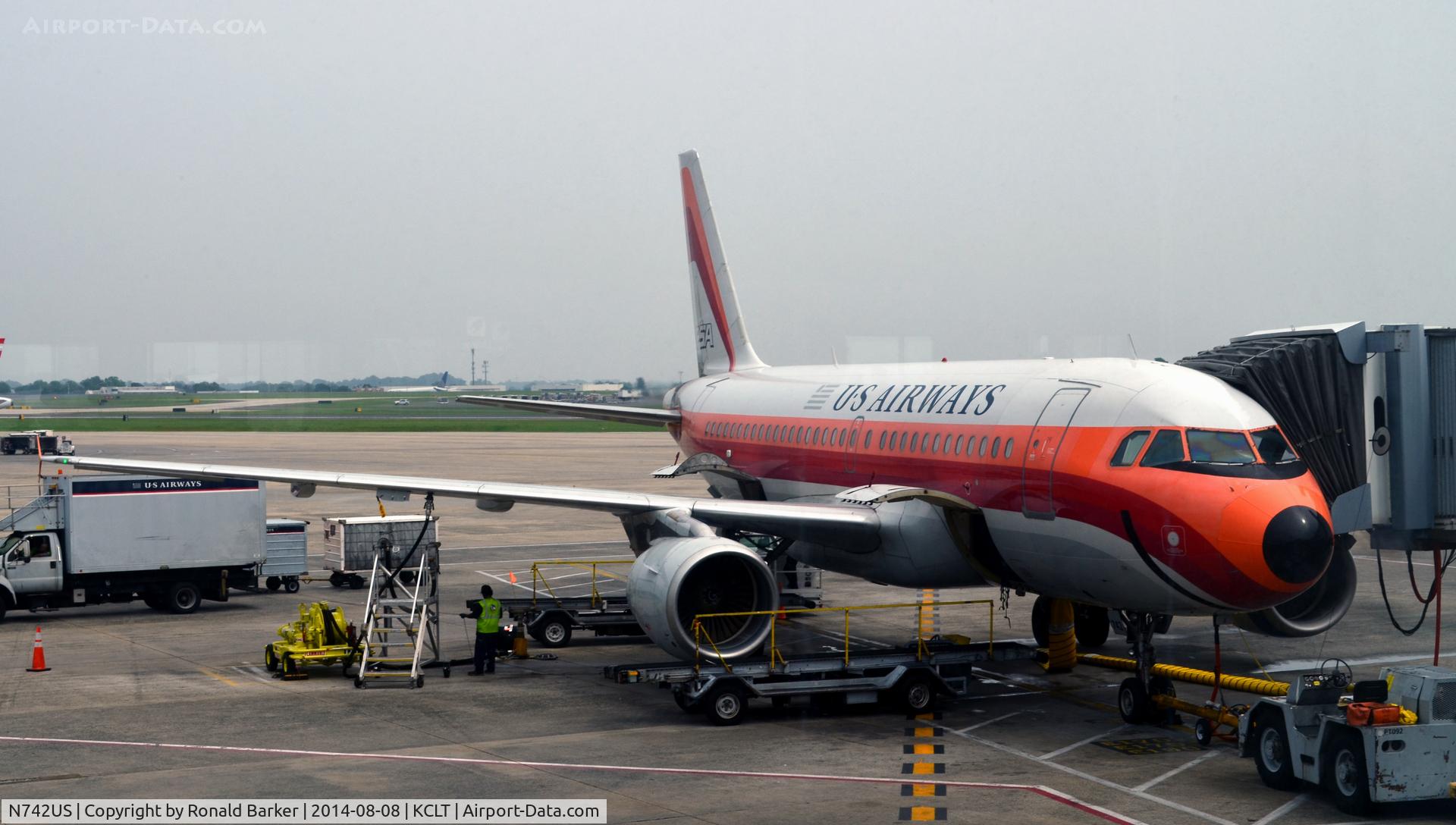 N742US, 2000 Airbus A319-112 C/N 1275, At the gate CLT