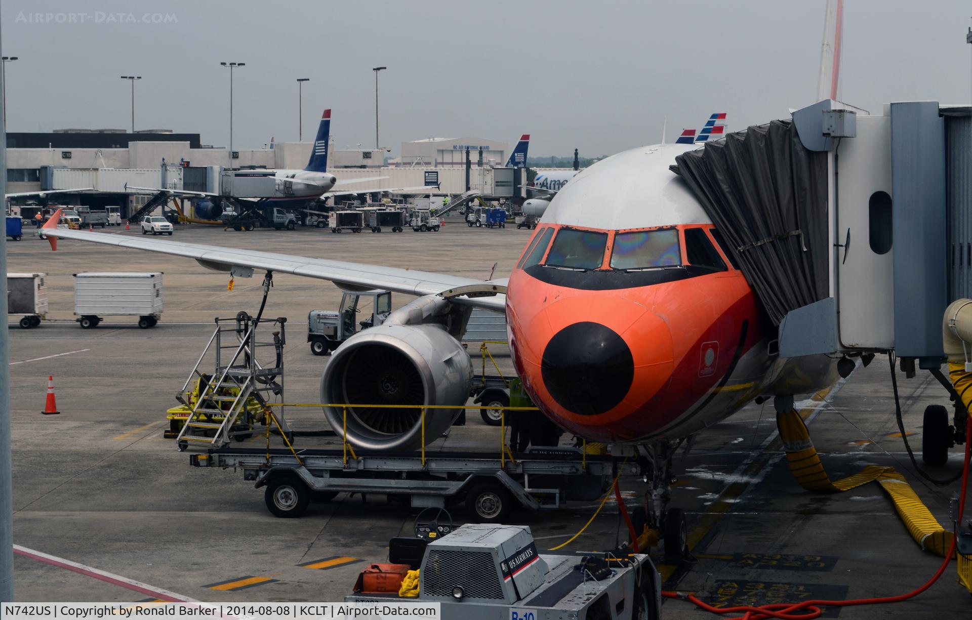 N742US, 2000 Airbus A319-112 C/N 1275, At the gate CLT