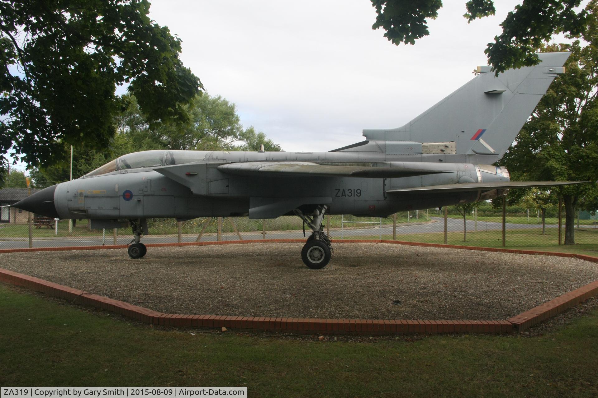 ZA319, 1979 Panavia Tornado GR.1(T) C/N 001/BT001/3001, Gate guard spotted in Bicester