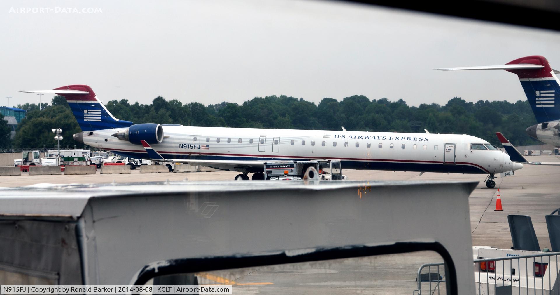 N915FJ, 2004 Bombardier CRJ900 (CL-600-2D24) C/N 15015, At the gate CLT