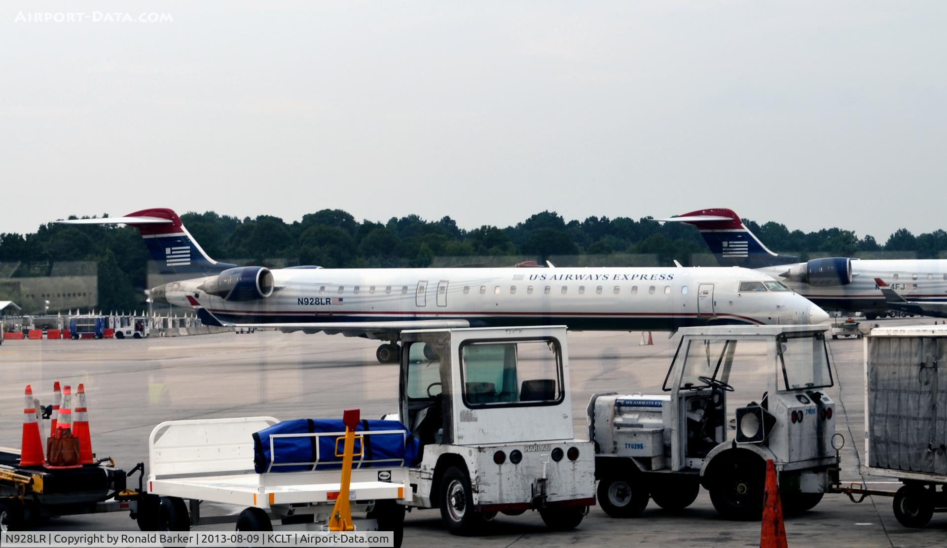 N928LR, 2005 Bombardier CRJ-900ER (CL-600-2D24) C/N 15028, Taxi CLT