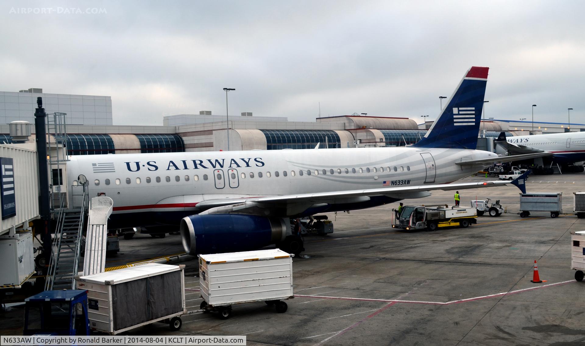 N633AW, 1989 Airbus A320-231 C/N 82, At the gate CLT