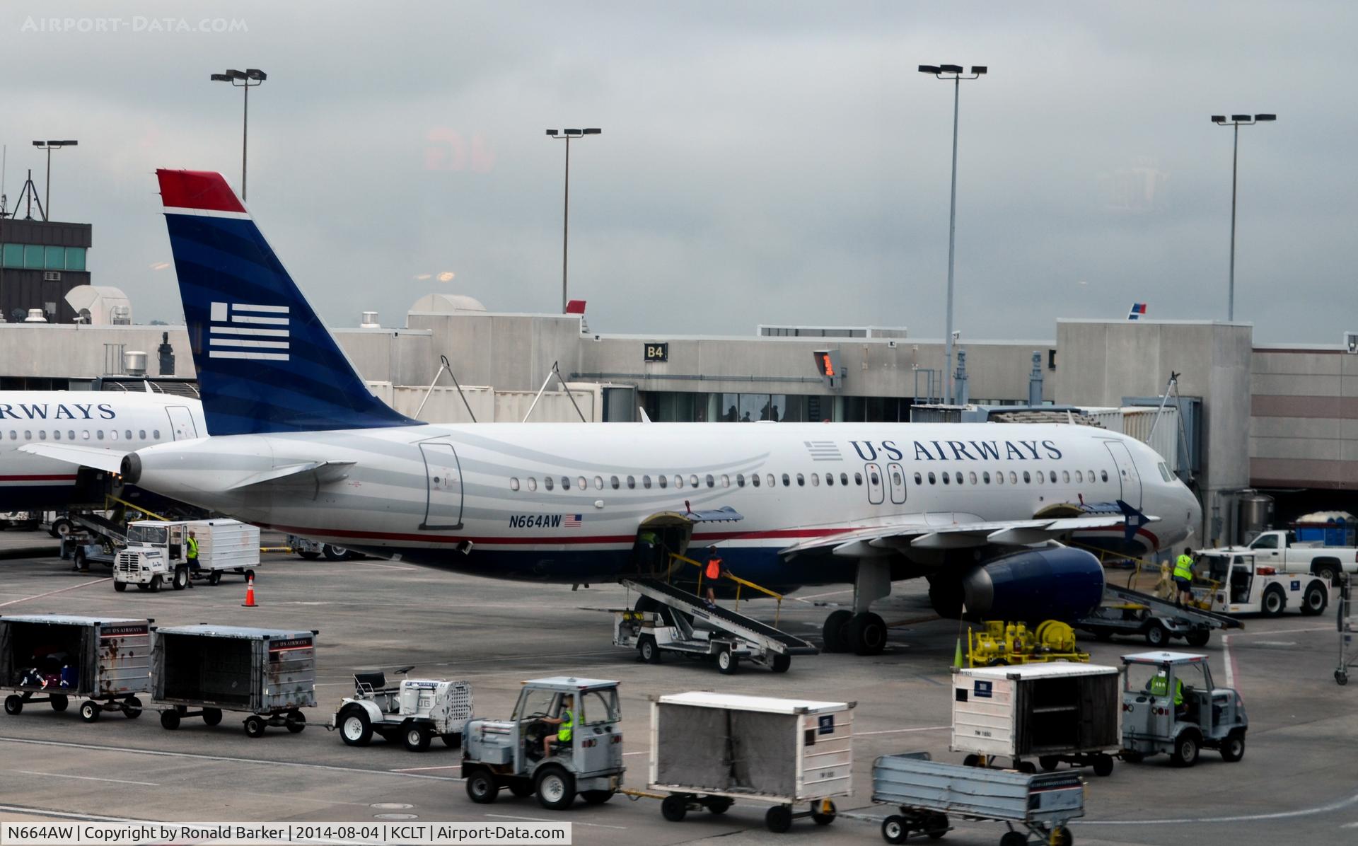 N664AW, 2001 Airbus A320-232 C/N 1621, At the gate CLT