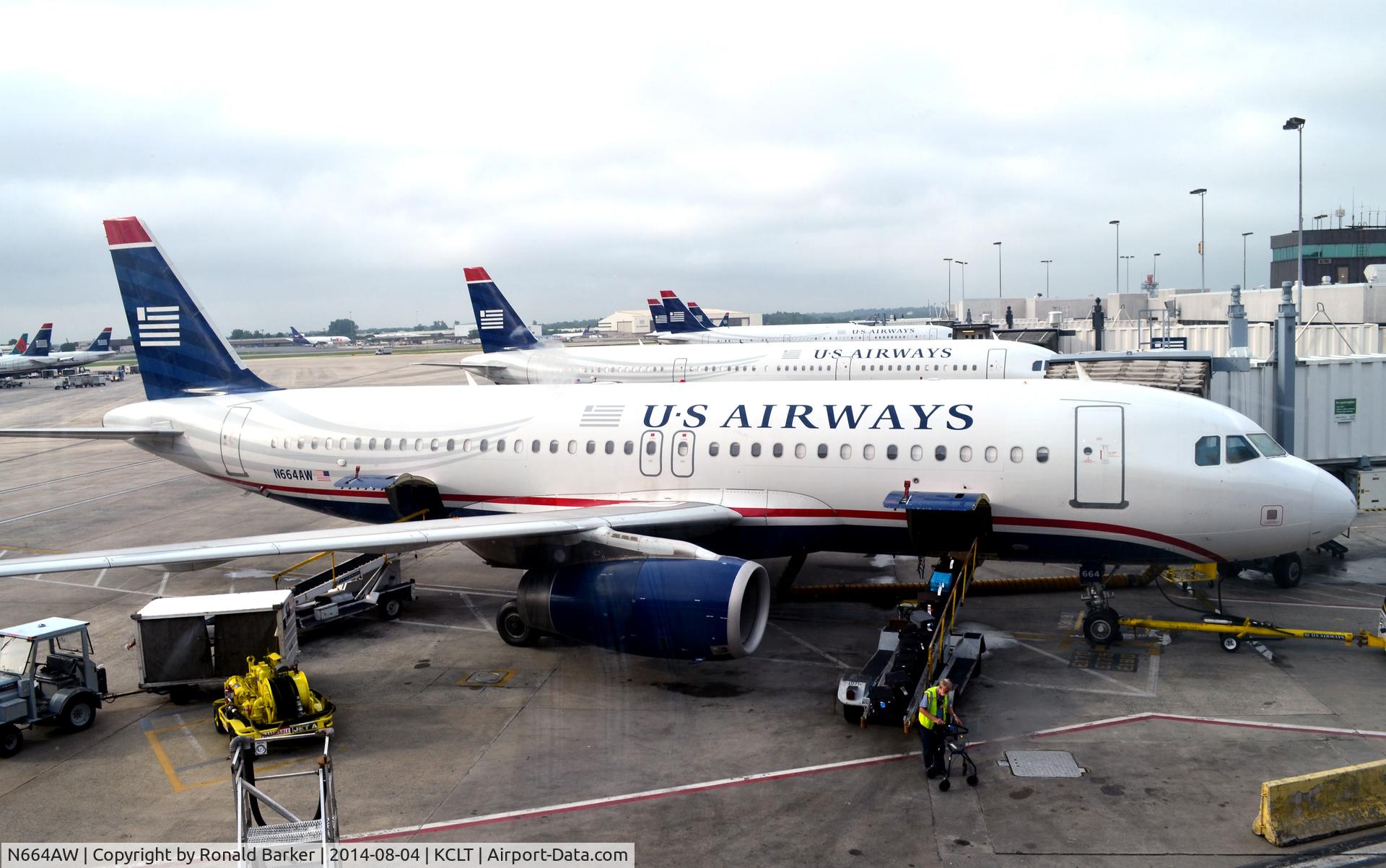 N664AW, 2001 Airbus A320-232 C/N 1621, At the gate CLT