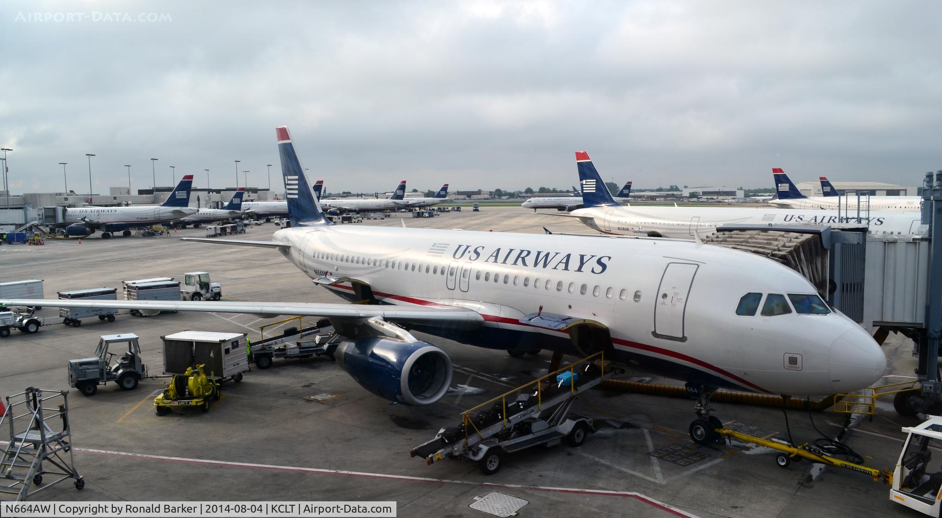 N664AW, 2001 Airbus A320-232 C/N 1621, At the gate CLT