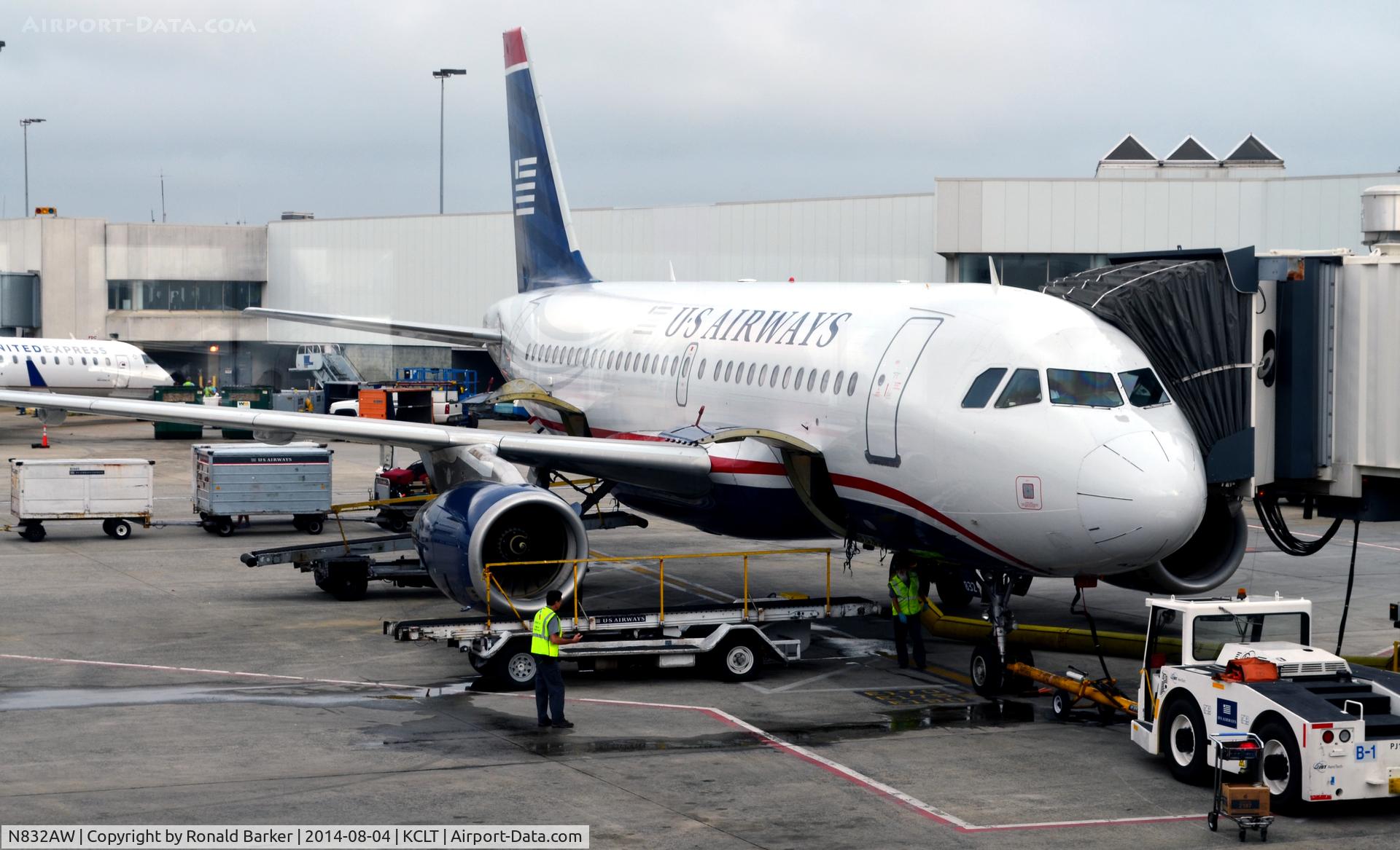 N832AW, 2001 Airbus A319-132 C/N 1643, At the gate CLT