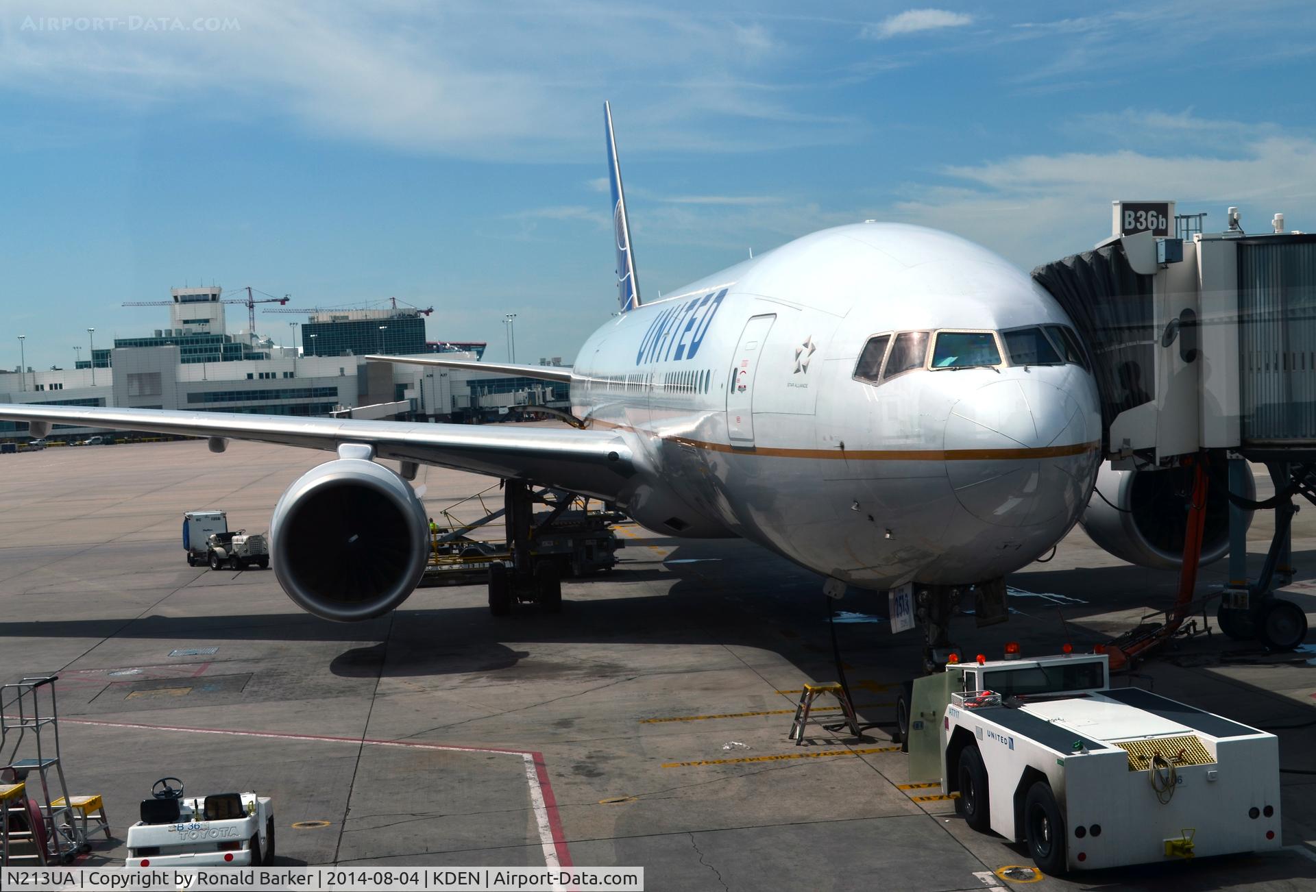 N213UA, 2000 Boeing 777-222 C/N 30219, At Gate B36 DEN