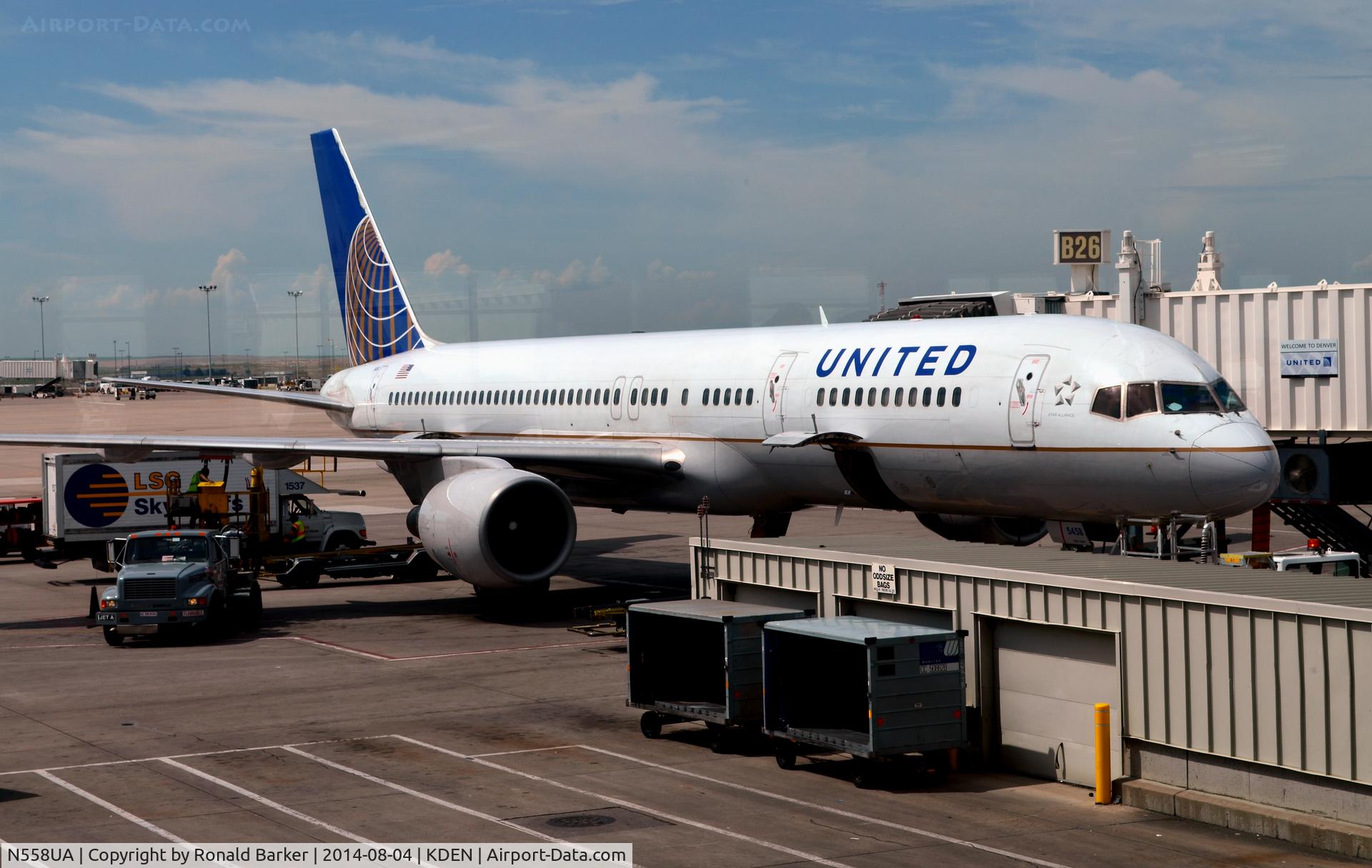 N558UA, 1992 Boeing 757-222 C/N 26654, Gate B26 DEN