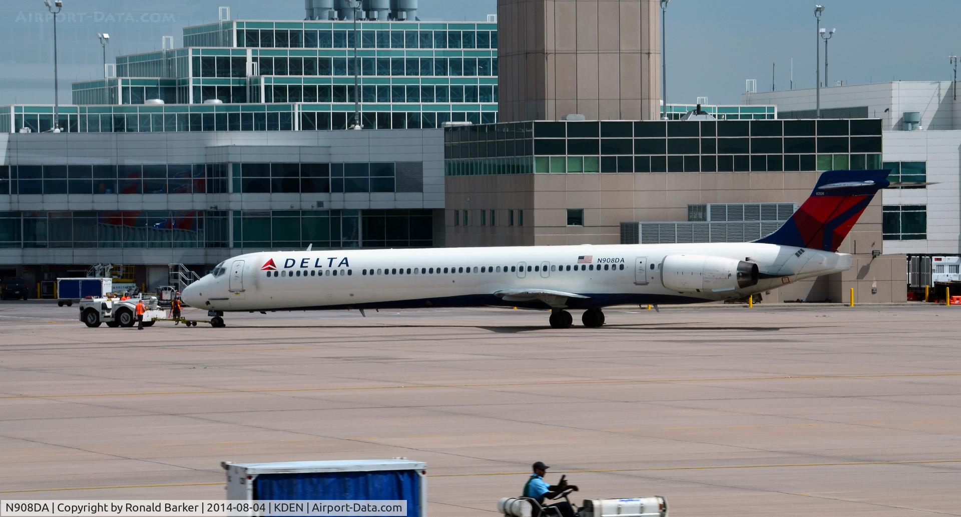 N908DA, 1995 McDonnell Douglas MD-90-30 C/N 53388, Pushback Denver
