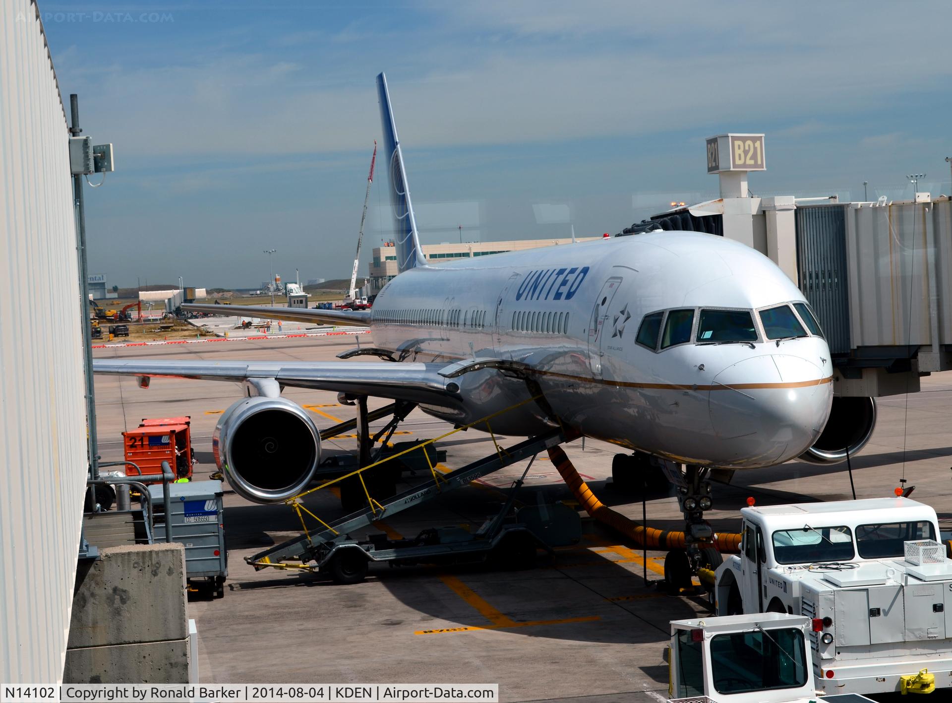 N14102, 1994 Boeing 757-224 C/N 27292, Gate B21 Denver