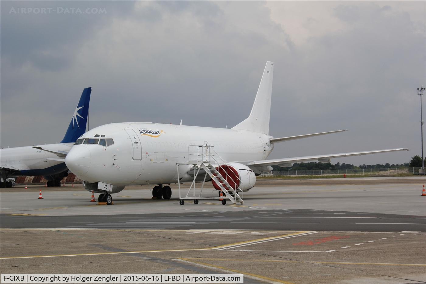 F-GIXB, 1990 Boeing 737-33A(QC) C/N 24789, White knight on cargo apron....