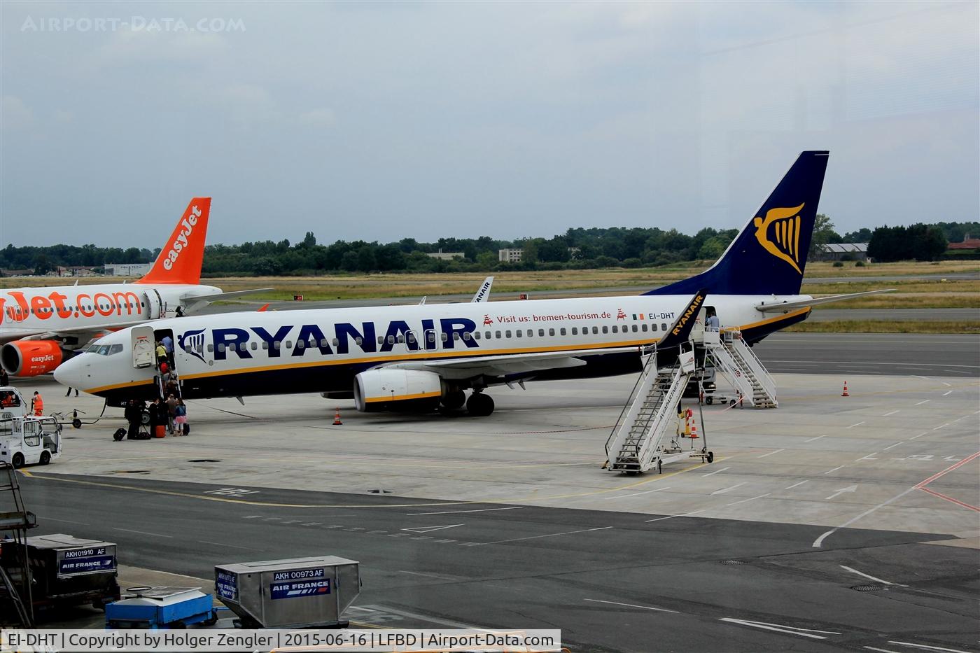EI-DHT, 2005 Boeing 737-8AS C/N 33581, Boarding for for a low cost return home...