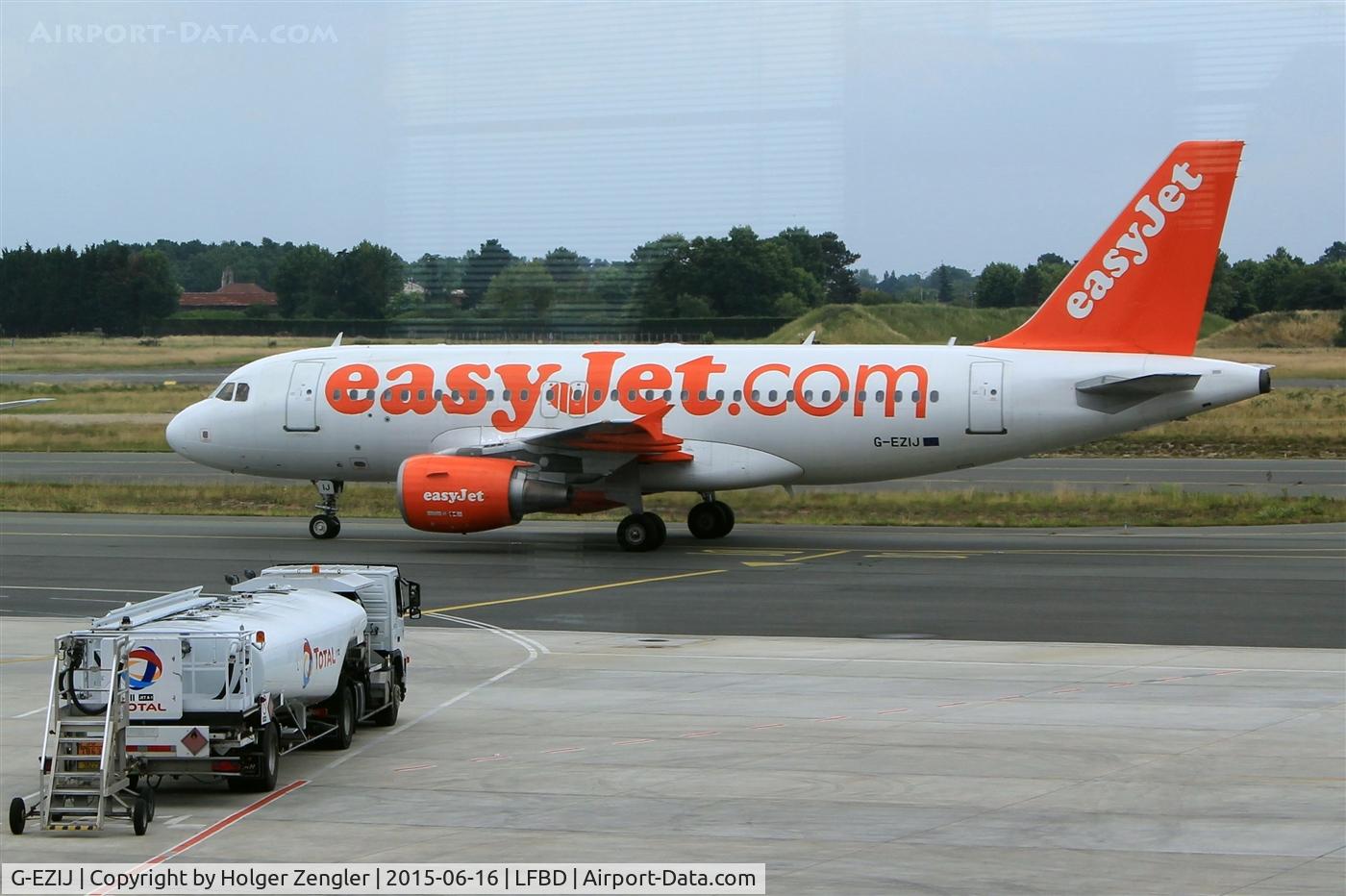 G-EZIJ, 2005 Airbus A319-111 C/N 2477, Arrival on taxi to parking position....