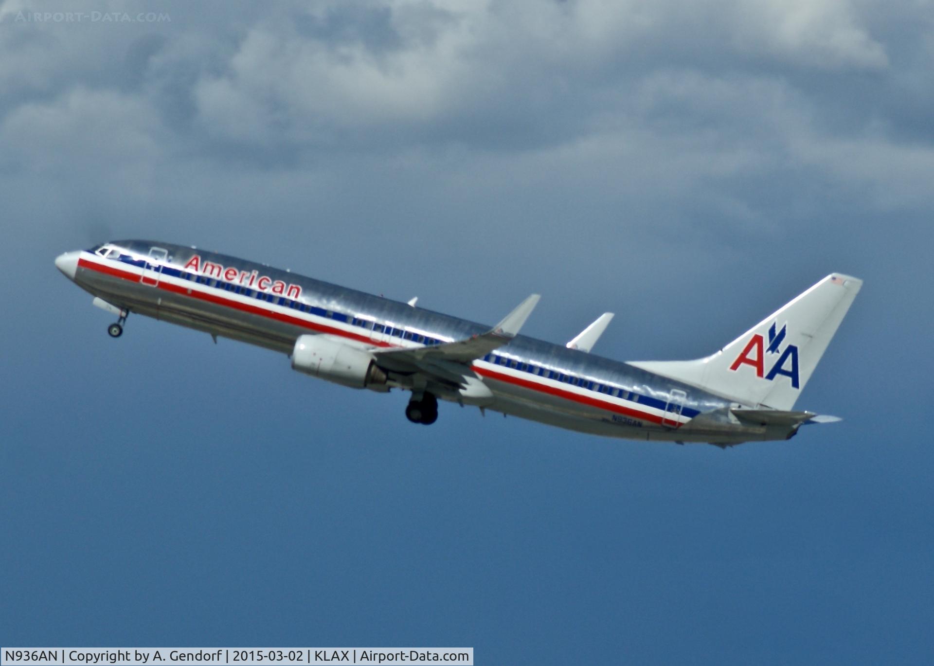 N936AN, 2000 Boeing 737-823 C/N 29532, American Airlines, is here climbing out at Los Angeles Int'l(KLAX)