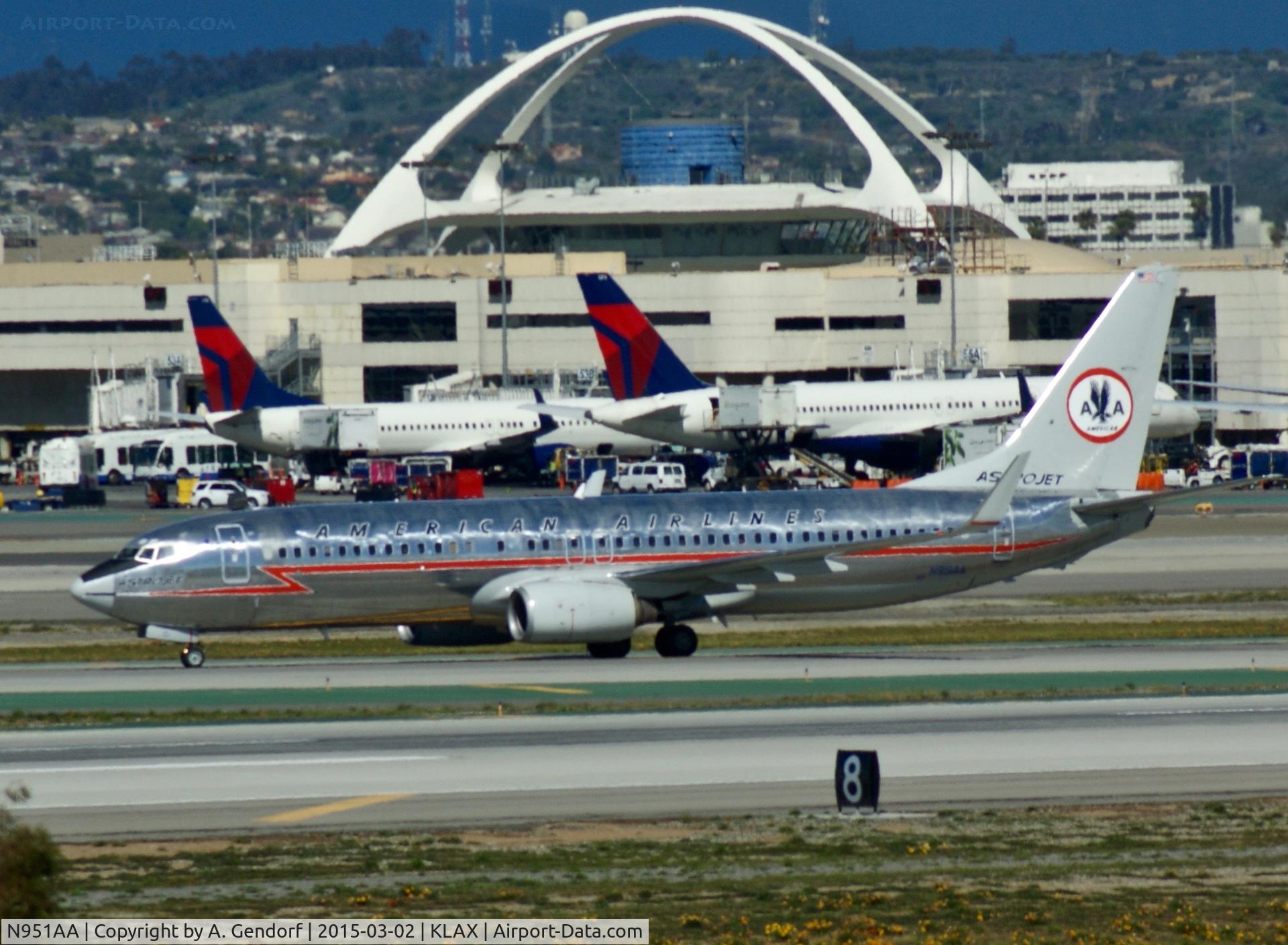 N951AA, 2000 Boeing 737-823 C/N 29538, American Airlines (Astrojet / Retro livery), seen here shortly after arrival at Los Angeles Int'l(KLAX)