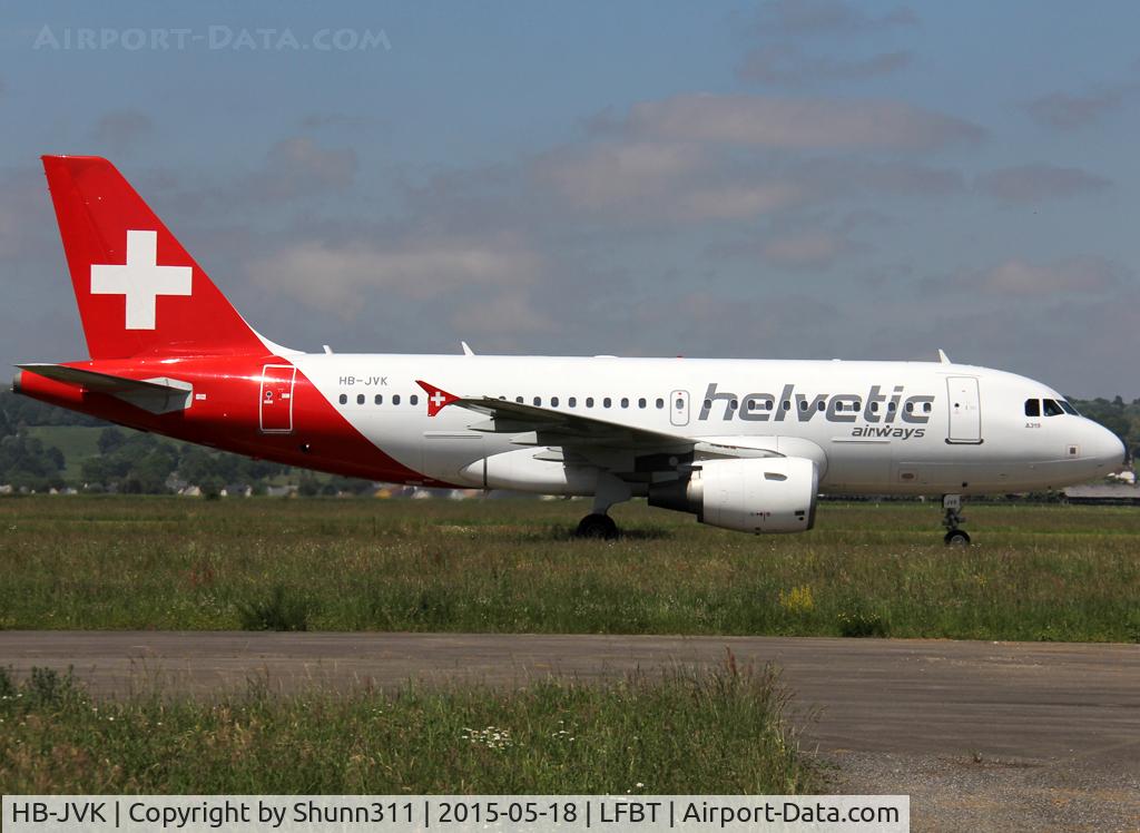 HB-JVK, 2003 Airbus A319-112 C/N 1886, Taxiing to the Terminal