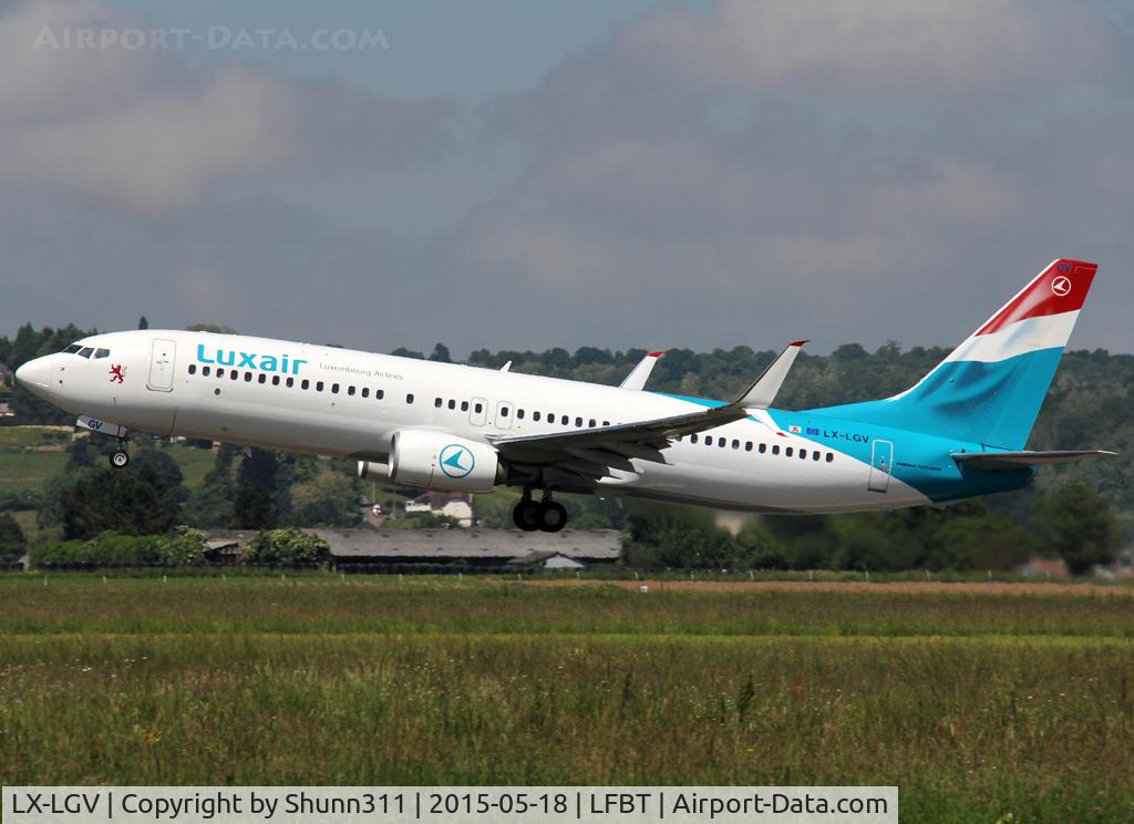 LX-LGV, 2013 Boeing 737-8C9 C/N 41190, Taking off from rwy 20 with scimitar winglets equipment