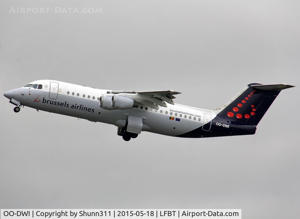 OO-DWI, 1999 British Aerospace Avro 146-RJ100 C/N E3342, Taking off from rwy 20