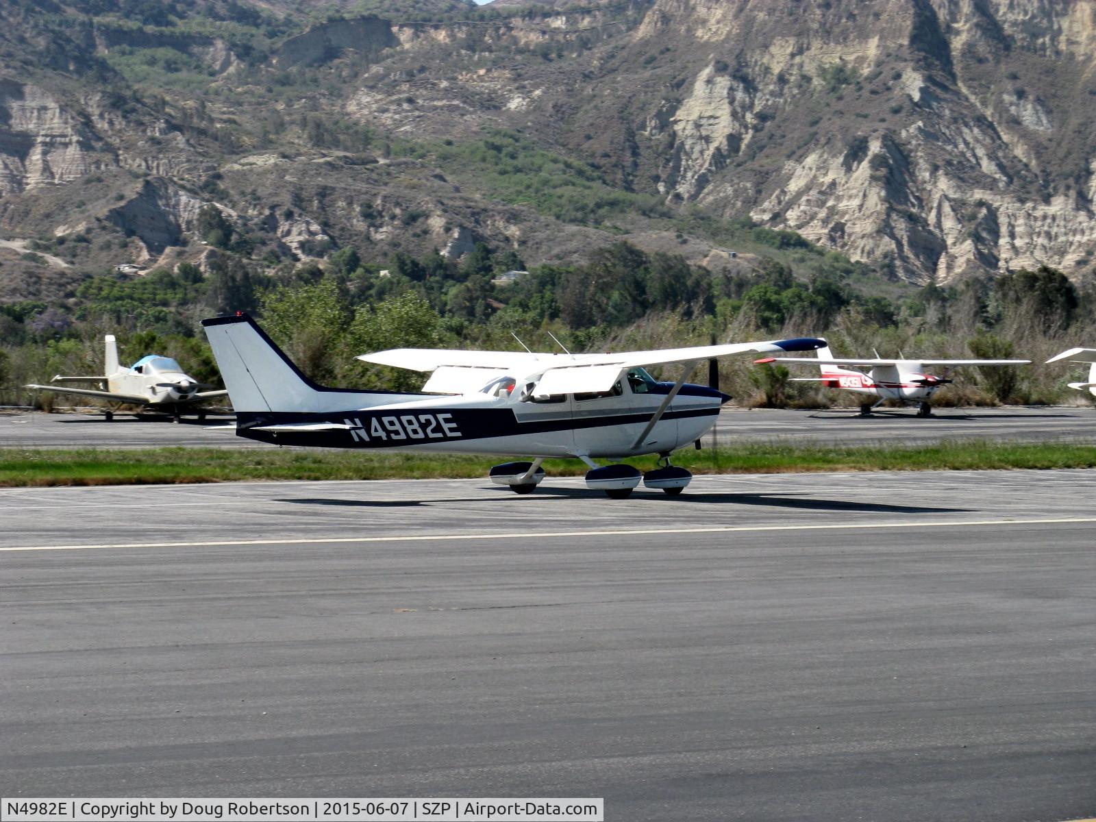 N4982E, 1978 Cessna 172N C/N 17271686, 1978 Cessna 172N, Lycoming O-320-H2AD 160 Hp, landing roll Rwy 22