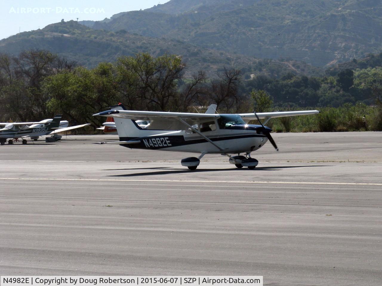N4982E, 1978 Cessna 172N C/N 17271686, 1978 Cessna 172N, Lycoming O-320-H2AD 160 Hp, landing roll Rwy 22