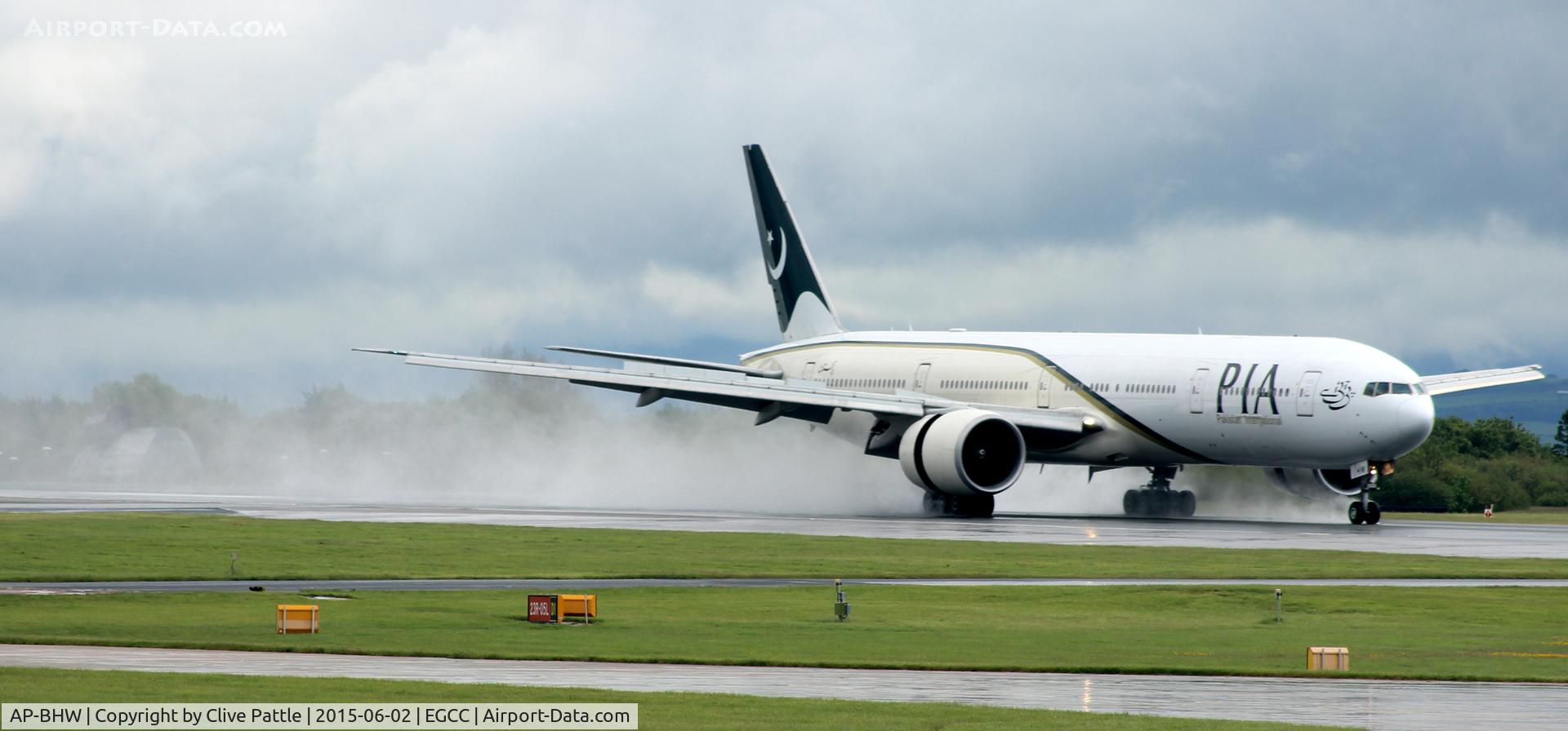 AP-BHW, 2007 Boeing 777-340/ER C/N 33779, Spray action at Manchester Airport EGCC