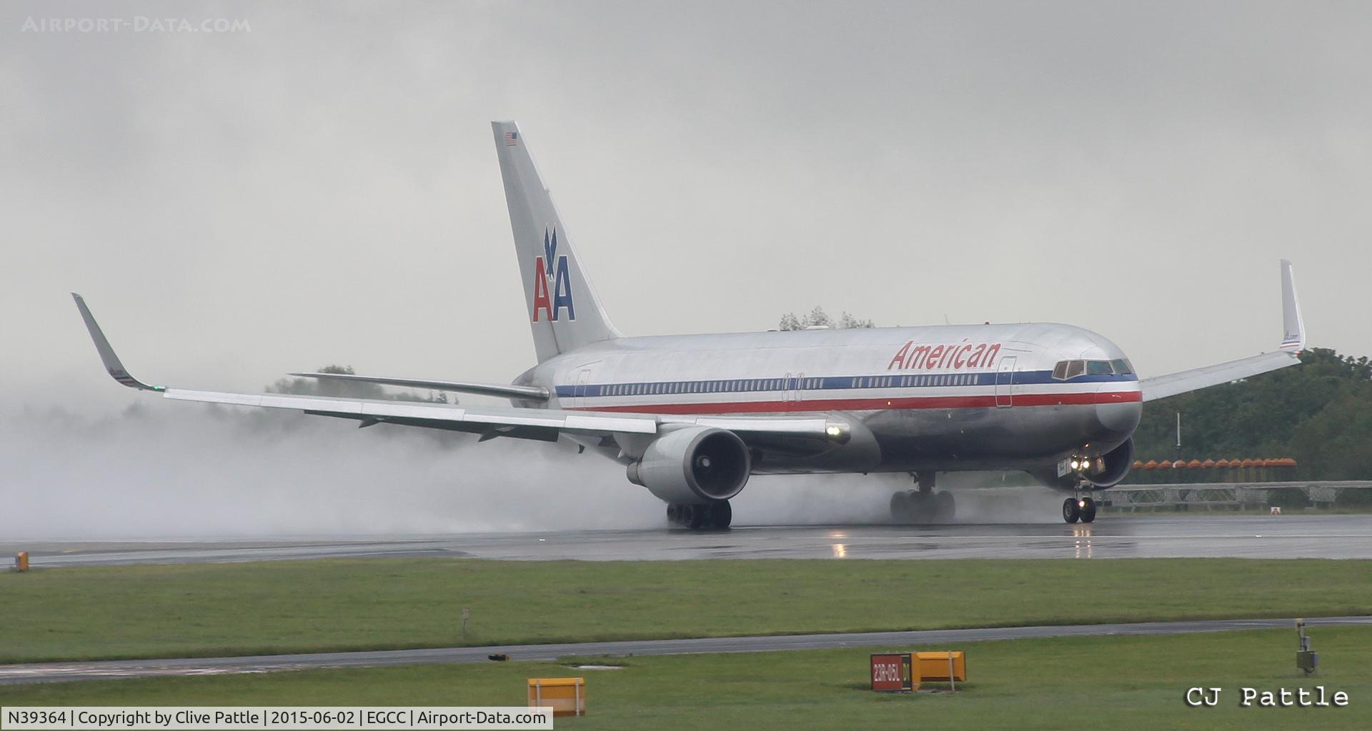 N39364, 1988 Boeing 767-323 C/N 24045, Spray action at Manchester Airport EGCC